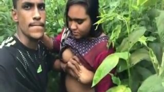 Desi Liar Menggila Mengebor Si Montok Di Semak Belukar