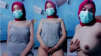 Gadis 19 Tahun Berjilbab Merah Goyang Menggoda