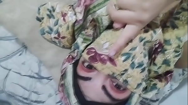 Istri Arab Berjilbab Mesum Masturbasi Hingga Pussy Basah Dan Squirting Orgasme Saat Suami Sedang Sholat Di Ruang Lain