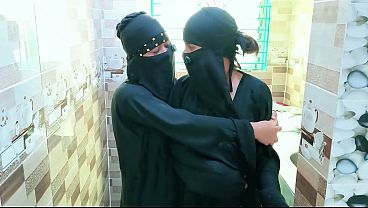 Dua Bhabhi Desi Panas Lagi Ngewe Di Dapur, Bikin Basah Semua.