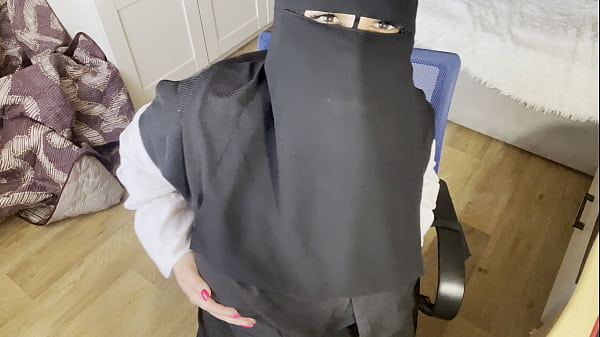 Perempuan Turki Bermata Indah Pakai Hijab, Tangannya Sibuk Mainin Pantyhose Sambil Nafas Berat.