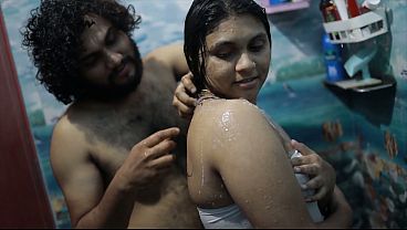 Cewek India Mandi Bareng Kakak Tiri, Panas Sampai Ke Relung