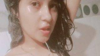 Cewek Indo Basah Kuyup Di Kamar Mandi, Foto Bugilnya Bocor