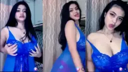 Joice Pake Lingerie Biru, Goyangannya Bikin Meleleh