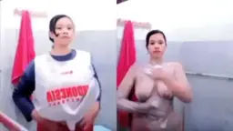 Putri Fatikah Lagi Mandi, Basah Kuyup, Sela-sela Jari Main Di Tubuh Mulus.