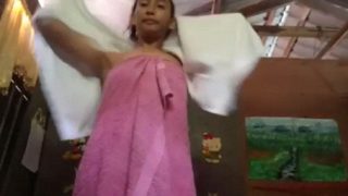 Wanita Desa Lokal Pamer Bugil Total Di Gubuk Seng.
