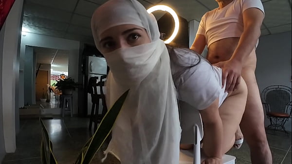 Ibu-ibu Berjilbab Ngentot Keras, Mancing Air Mani Di Lubang Belakang, Makin Bergoyang Makin Nikmat.