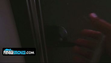 Goyangin Memek Sempit Layla London, Si Kakak Tiri Montok, Biarin Adik Tiri Ngegas Sampai Muncrat