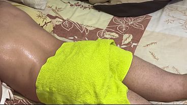 Ibu Mertua Dengan Bokong Gede Bantu Mantu, Pijatannya Malah Berubah Jadi Panas