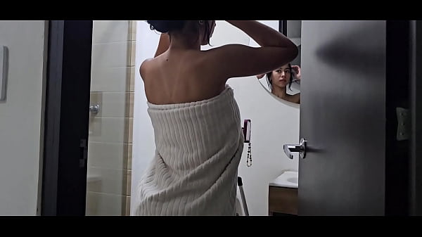 Adik Tiri India Ku Keluar Dari Kamar Mandi Cuma Pakai Handuk, Langsung Aku Panasin Biar Siap Digenjot.
