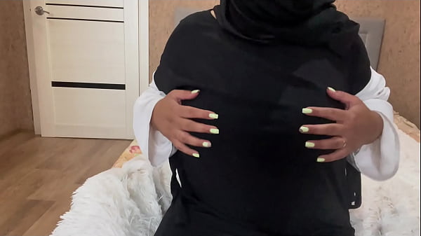 Arab Milf Jasmine, Beudelnya Nongol Tanpa Celana Dalem