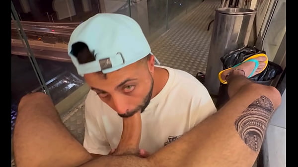 Pertunjukan Mulut Besar Di Balkon, Kontol Arab Yang Menggairahkan.
