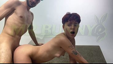Makan Memek Merah Muda Si Non-biner Di Sofa Ruang Tamu.