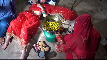 Ibu Tiri India Desi Lagi Ml Di Dapur Sambil Ngomong Kotor Bahasa Hindi, Bikin Makin Panas.