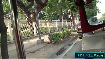 Bule Naek Tuk Tuk Jemput Emak-emak Thailand, Langsung Naik Kontol Gede Sampe Meringis.