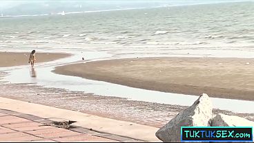 Gadis Thailand Dijemput Di Pantai, Digaruk Kontol Bule Gede Sampai Meraung.
