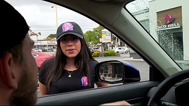 Gue Jemput Cewek Gede Pantat Montok Kerja Di Taco Bell, Terus Gue Entot Di Mobil!