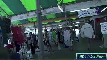 Dua Bule Nggendong Lidah Tajam Si Ibu Thailand Mungil Yang Kena Tindik, Siap Digarap Bareng