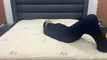 Terkunci Di Penjara Pantyhose, Budak Pencium Sepatu Dihina Dengan Kata-kata Mesum