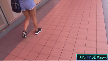 Gadis Amatir Thailand Digebang Di Dalam Tuk Tuk Terus Dibawa Ke Hotelnya Buat Dihabisin.
