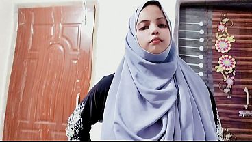 Desi Hijabnya Nyempil, Nyepong Kontol Anak Tiri Sambil Minta Digenjot.
