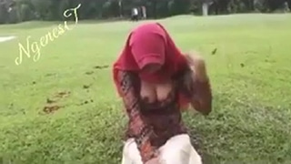Hijab Doyan Pamer Body Di Taman, Bikin Pengunjung Tegang Lihat Lekukannya.
