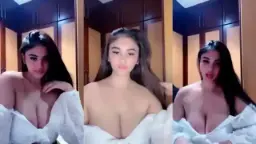Kylie Baju Putih Tipis Keliatan Lecetnya.