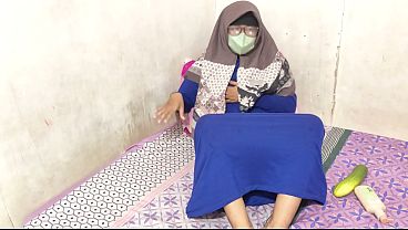 Cewek Hijab Indonesia Lagi Mainin Memeknya Sendiri, Basah Kuyup