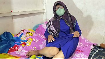Wanita Berhijab Lagi Mainin Diri Sendiri, Nikmatin Sentuhan Panas Di Balik Kain.