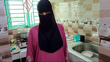 Suami Selingkuh Ngewe Pembantu Hijab Di Rumah Lagi Sepi, Crot Dalam.